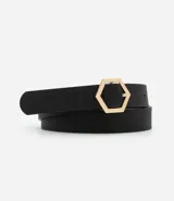 Cinturón negro de cuero sintético con hebilla hexagonal dorada.