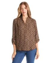 Blusa de gasa con estampado floral geométrico, cuello a la base con escote en V, manga larga con presilla y botón para regular el largo.