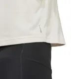 Musculosa deportiva Adidas de corte crop, color gris claro, con cuello redondo y logo de la marca estampado en el pecho.