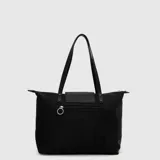 Bolso tipo tote color negro, de diseño minimalista y construcción impermeable. Cuenta con doble asa de hombro, solapa frontal con cierre magnético y detalle de logo grabado, y un charm colgante con la letra B en color fucsia.