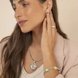 Pulsera de diseño articulado que combina eslabones de plata trenzada con detalles en oro y piezas circulares de nácar engarzadas.