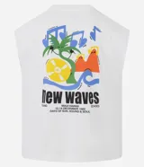 Musculosa blanca de corte boxy con cuello redondo y sin mangas, con estampa central en negro que dice "new waves".