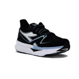 Championes de running Diadora Atomo V7000 de mujer, color negro con entresuela blanca y detalles en celeste y blanco. Diseño aerodinámico con cordones y amortiguación superior.