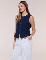 Chaleco de denim azul con silueta entallada, escote redondo cerrado, hilera de botones metálicos frontales y costuras anatómicas.
