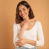 Set de dos anillos de plata 925 con engaste de circonias. Uno de los anillos presenta un diseño solitario con una piedra central, mientras que el otro tiene una forma en V con piedras pequeñas incrustadas.