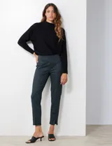 Pantalón de corte cigarette, tiro alto, color verde oscuro con estampado cuadrillé. Presenta ruedo con tajo en los tobillos.