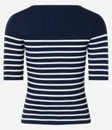 Blusa de punto con textura acanalada, diseño de rayas horizontales en azul marino y blanco, escote barco y manga corta.