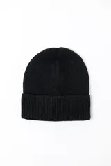 Gorro de punto tejido con diseño clásico y borde doblado.