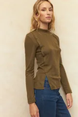 Polera de algodón color verde oliva, de manga larga y cuello alto.