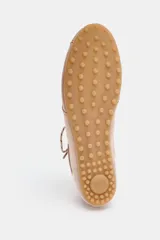 Zapato plano tipo bailarina deportiva color rosado, con cierre de cordones blancos y negros, y punta redonda. Suela de 0,5 cm de altura.