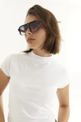 Lentes de sol con armazón de policarbonato negro de diseño geométrico con doble puente. Cuentan con protección UV400.