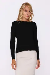 Sweater color beige de tejido de punto trenzado con cuello redondo y mangas largas. Presenta detalle de flecos en el ruedo.