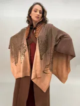 Ruana de lana merino tejida, teñida y estampada, con cuello plisado en fieltro de lana merino.