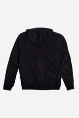 Campera de nylon negra, resistente y liviana, con cierre frontal y laterales con cierre, capucha ajustable, logo estampado, elástico en cintura y puños.
