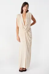 Vestido largo de fiesta color verde oliva, con escote profundo drapeado y falda con frunces laterales que aportan movimiento y caída fluida.