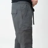 Pantalón cargo gris de corte recto, con cintura ajustable con cordón, bolsillos laterales tipo cargo con cierre y bolsillos traseros con solapa.