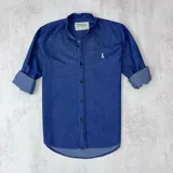 Camisa de jean azul marino con cuello mao, manga larga y logo bordado en el pecho.