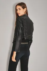 Saco de cuero ovino color negro, con diseño de cordones entrelazados en la parte frontal y mangas, estilo rockero.
