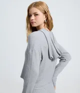 Cardigan gris melange de punto canalé con capucha y cierre frontal de cremallera, mangas largas y corte holgado.
