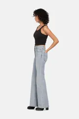 Jeans Levi's modelo Ribcage Bells de tiro alto y corte acampanado, en color celeste claro con lavado clásico de denim.