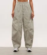 Pantalón de corte balloon y tiro alto, confeccionado en poliamida, con cintura elástica, bolsillos laterales y diseño con recortes.