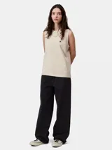 Musculosa Carhartt WIP modelo Nelson, color beige, con cuello redondo, corte holgado y pequeña etiqueta cuadrada tejida con el logo en el pecho.