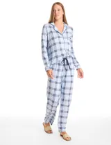 Conjunto de pijama de dos piezas con estampado animal print. La parte superior es una camisa de manga larga con cuello solapa, escote en V, cierre frontal con botones y bolsillo aplicado. El pantalón cuenta con cintura elástica y lazo de ajuste.
