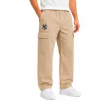 Pantalón cargo color beige de corte recto, con cintura elástica ajustable mediante cordón y bolsillos laterales amplios. Presenta un pequeño bordado del logotipo de los New York Yankees en la parte superior derecha.