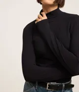 Suéter de cuello alto y manga larga, confeccionado en algodón con elastano. Presenta un diseño básico y ajustado al cuerpo.