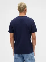 Remera de algodón color negro, de corte clásico, con cuello redondo, mangas cortas y logo de la marca bordado en el centro del pecho.