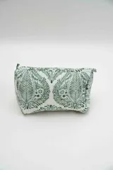 Neceser rectangular con cierre superior, confeccionado en tela acolchada con estampado botánico en color verde sobre fondo blanco.