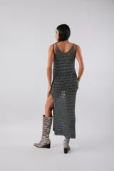 Vestido largo de tejido crochet calado color gris, con breteles finos y corte recto.