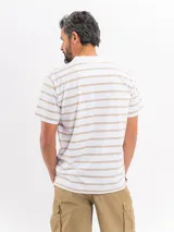 Remera de manga corta con diseño a rayas horizontales en color blanco y beige, cuello polo con escote en V y calce relajado.