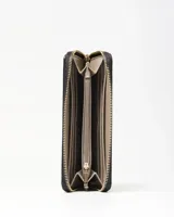 Billetera XL Extra Large modelo Celeste Fichero, color negro con textura geométrica, cierre perimetral y aplicación frontal con el logo de la marca en herraje dorado.