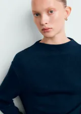 Jersey de punto azul marino, de manga larga y cuello redondo estilo bote, con ajuste ceñido al cuerpo.
