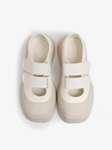 Zapato abierto de piel color blanco, estilo bailarina con plataforma. Cierre de dos tiras con velcro.