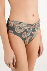 Bombacha de bikini de tiro medio con faja fruncida en la cintura, confeccionada con un estampado tipo paisley en tonos oscuros, azules y ocres.