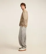 Sweater color beige de algodón y poliéster, de corte holgado, cuello redondo y mangas largas.