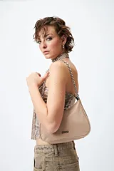 Cartera negra estilo baguette de nylon con correa de cadena metálica plateada y logo rectangular plateado en el frente.