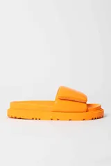 Sandalia tipo slide color naranja, con banda ancha acolchada en el empeine y suela de plataforma dentada.