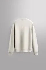 Sudadera negra de entrenamiento relaxed fit confeccionada en tejido de algodón con interior rizo, cuello redondo, manga larga y acabados en rib.