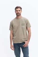 Remera de manga corta color beige con cuello redondo y calce regular. Presenta un estampado con lettering en el pecho.