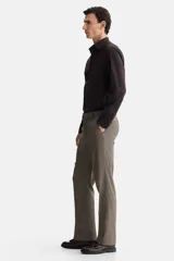 Camisa de vestir color marrón oscuro, de corte slim fit, con cuello inglés, tapeta clásica de botones y mangas largas con puños ajustables.