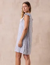 Camisón corto azul marino con estampado floral celeste, escote en V con puntilla blanca y botones.