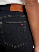 Pantalón de jean azul oscuro, corte skinny, tiro alto y largo hasta el tobillo.