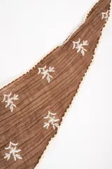 Bandana marrón con delicados bordados blancos y bordes con terminación de encaje.