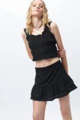 Top blanco sin mangas, elastizado y texturizado.