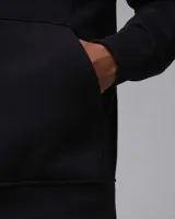 Buzo hoodie negro de la marca Nike Jordan, con logo Jumpman bordado en blanco en el pecho y bolsillo tipo canguro.