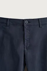 Pantalón chino skinny fit color gris oscuro, confeccionado en mezcla de algodón con elasticidad. Cuenta con bolsillos frontales, bolsillos traseros de vivo y cierre frontal con cremallera y botón.
