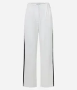 Pantalón de vestir blanco de crepé, corte recto, con trabillas en la cintura, bolsillos laterales y raya lateral negra.